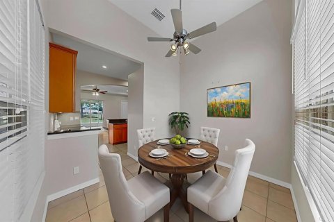 Condo in Sun City Center, Florida, 2 bedrooms  № 1906698 - photo 11