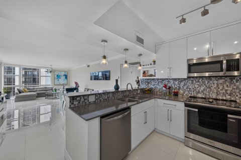 Condo in Aventura, Florida, 2 bedrooms  № 2387058 - photo 30