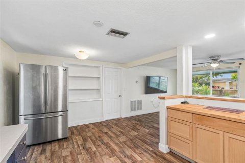 House in Holiday, Florida 2 bedrooms, 118.17 sq.m. № 2221045 - photo 20