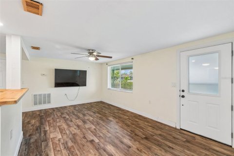 House in Holiday, Florida 2 bedrooms, 118.17 sq.m. № 2221045 - photo 12