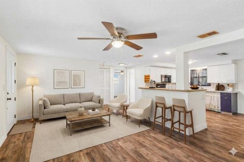 House in Holiday, Florida 2 bedrooms, 118.17 sq.m. № 2221045 - photo 2