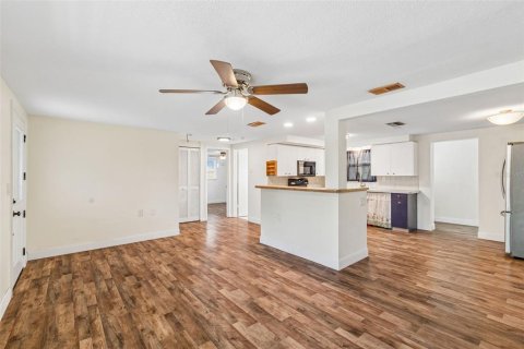 House in Holiday, Florida 2 bedrooms, 118.17 sq.m. № 2221045 - photo 3