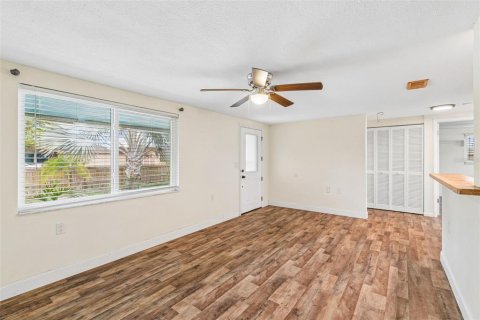 House in Holiday, Florida 2 bedrooms, 118.17 sq.m. № 2221045 - photo 13