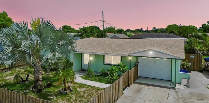 House in Holiday, Florida 2 bedrooms, 118.17 sq.m. № 2221045