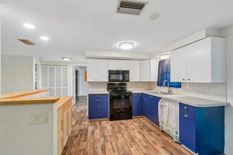House in Holiday, Florida 2 bedrooms, 118.17 sq.m. № 2221045 - photo 17