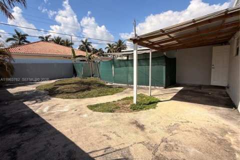 Villa ou maison à louer à Miami, Floride: 3 chambres, 166.02 m2 № 2025656 - photo 11