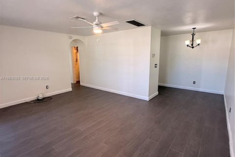 Villa ou maison à louer à Miami, Floride: 3 chambres, 166.02 m2 № 2025656 - photo 4