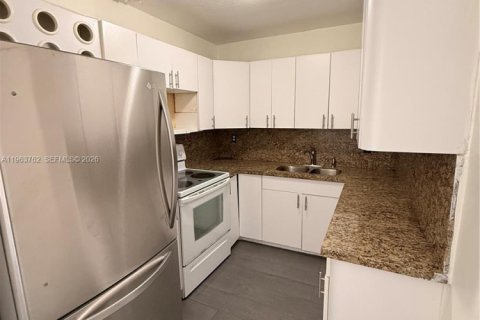 Villa ou maison à louer à Miami, Floride: 3 chambres, 166.02 m2 № 2025656 - photo 5