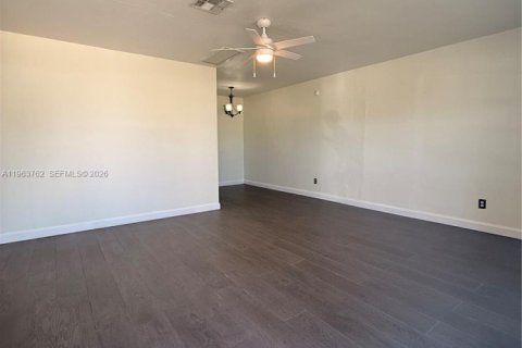 Villa ou maison à louer à Miami, Floride: 3 chambres, 166.02 m2 № 2025656 - photo 3