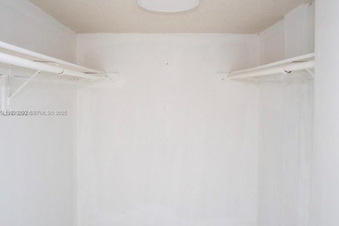 Condominio en venta en Hialeah Gardens, Florida, 2 dormitorios, 89.19 m2 № 1987595 - foto 9