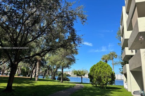Condominio en venta en Hialeah Gardens, Florida, 2 dormitorios, 89.19 m2 № 1987595 - foto 14