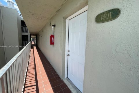 Condominio en venta en Hialeah Gardens, Florida, 2 dormitorios, 89.19 m2 № 1987595 - foto 3