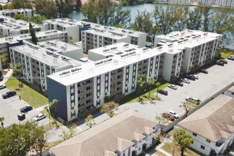 Condominio en venta en Hialeah Gardens, Florida, 2 dormitorios, 89.19 m2 № 1987595 - foto 1