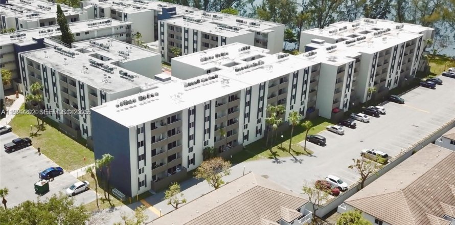Condominio en Hialeah Gardens, Florida, 2 dormitorios № 1987595