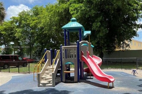 Condominio en venta en Hialeah Gardens, Florida, 2 dormitorios, 89.19 m2 № 1987595 - foto 13