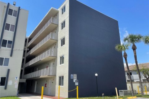 Condominio en venta en Hialeah Gardens, Florida, 2 dormitorios, 89.19 m2 № 1987595 - foto 2
