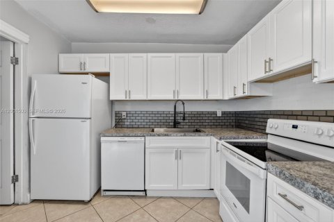 Купить виллу или дом в Норт-Лодердейл, Флорида 2 спальни, 72м2, № 2066055 - фото 9