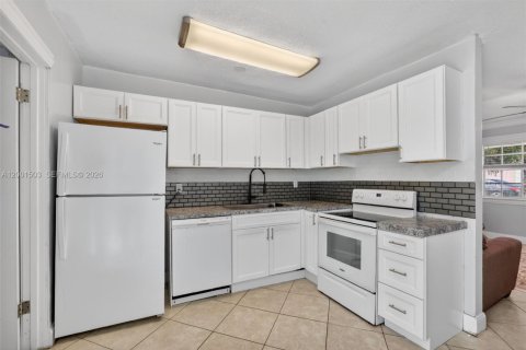 Купить виллу или дом в Норт-Лодердейл, Флорида 2 спальни, 72м2, № 2066055 - фото 7