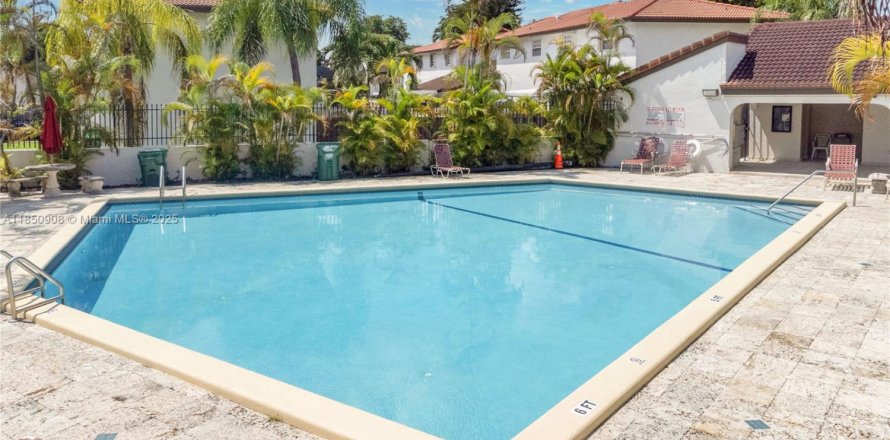 Condominio en Miami, Florida, 3 dormitorios № 1892641