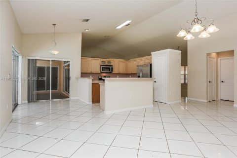 Снять в аренду виллу или дом в Пемброк-Пайнс, Флорида 4 спальни, 256.41м2, № 1999982 - фото 7