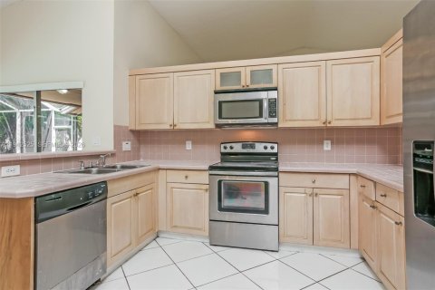 Снять в аренду виллу или дом в Пемброк-Пайнс, Флорида 4 спальни, 256.41м2, № 1999982 - фото 8