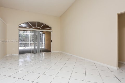 Снять в аренду виллу или дом в Пемброк-Пайнс, Флорида 4 спальни, 256.41м2, № 1999982 - фото 3