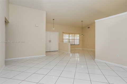 Снять в аренду виллу или дом в Пемброк-Пайнс, Флорида 4 спальни, 256.41м2, № 1999982 - фото 4