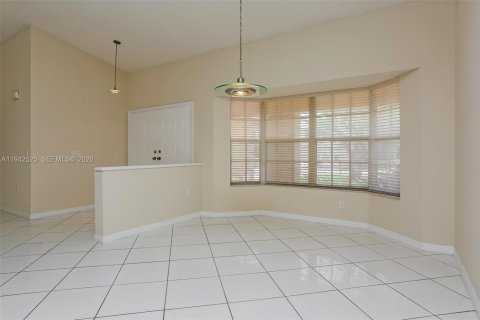 Снять в аренду виллу или дом в Пемброк-Пайнс, Флорида 4 спальни, 256.41м2, № 1999982 - фото 5