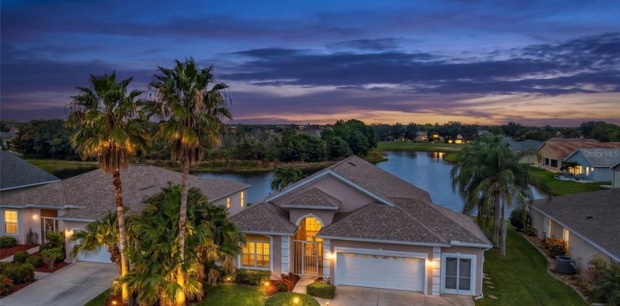 House in Port Charlotte, Florida 2 bedrooms, 189.43 sq.m. № 2337490