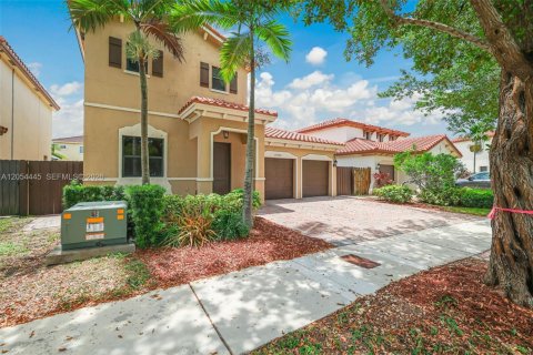 Villa ou maison à vendre à Miami, Floride: 4 chambres, 287.07 m2 № 2186399 - photo 2