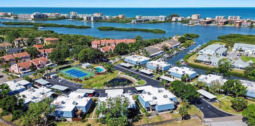 Adosado en Seminole, Florida 2 dormitorios, 145.3 m2 № 2215612