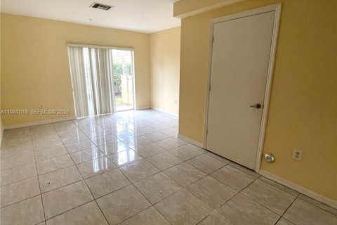 Adosado en North Miami Beach, Florida 3 dormitorios, 109.81 m2 № 2003113