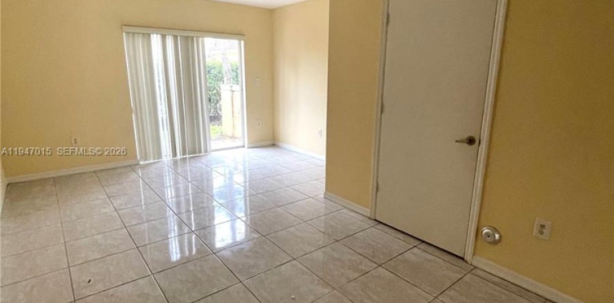 Adosado en North Miami Beach, Florida 3 dormitorios, 109.81 m2 № 2003113