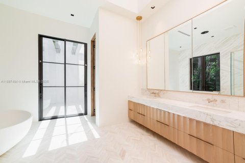 House in Miami, Florida 6 bedrooms, 577.67 sq.m. № 1952404 - photo 4
