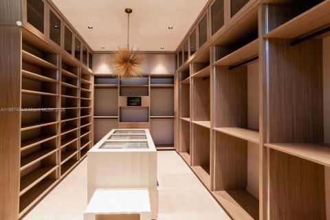 House in Miami, Florida 6 bedrooms, 577.67 sq.m. № 1952404 - photo 3