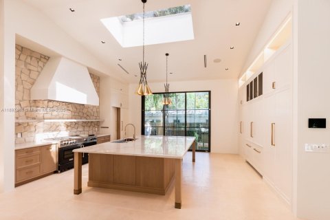 House in Miami, Florida 6 bedrooms, 577.67 sq.m. № 1952404 - photo 2