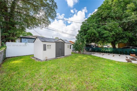 House in Miami, Florida 2 bedrooms, 121.98 sq.m. № 2025761 - photo 9