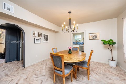 House in Miami, Florida 2 bedrooms, 121.98 sq.m. № 2025761 - photo 16