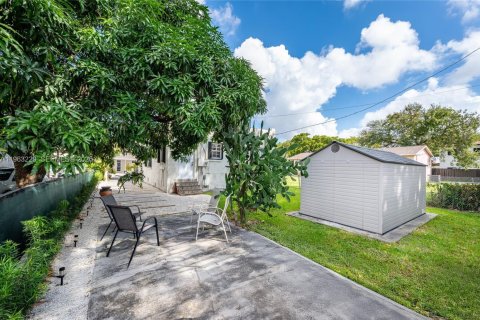 House in Miami, Florida 2 bedrooms, 121.98 sq.m. № 2025761 - photo 7