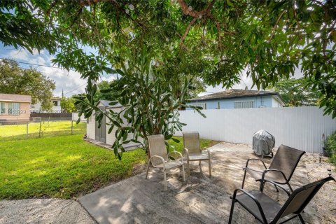 House in Miami, Florida 2 bedrooms, 121.98 sq.m. № 2025761 - photo 6