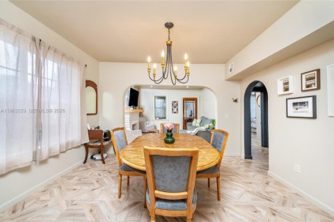 House in Miami, Florida 2 bedrooms, 121.98 sq.m. № 2025761 - photo 14