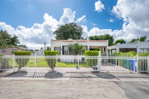 House in Miami, Florida 2 bedrooms, 121.98 sq.m. № 2025761 - photo 1