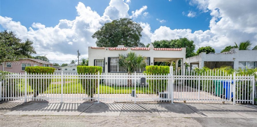 House in Miami, Florida 2 bedrooms, 121.98 sq.m. № 2025761