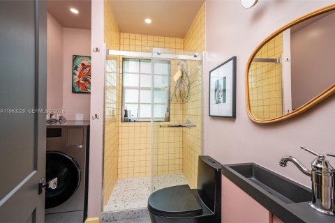 House in Miami, Florida 2 bedrooms, 121.98 sq.m. № 2025761 - photo 20