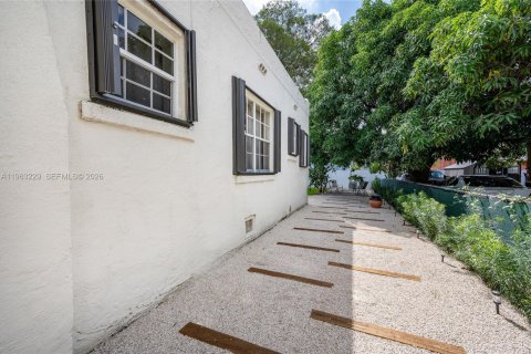 House in Miami, Florida 2 bedrooms, 121.98 sq.m. № 2025761 - photo 5
