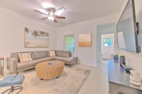 Townhouse in PALM RIVER TOWNHOMES in Tampa, Florida 2 bedrooms, 145.76 sq.m. № 2208371 - photo 5