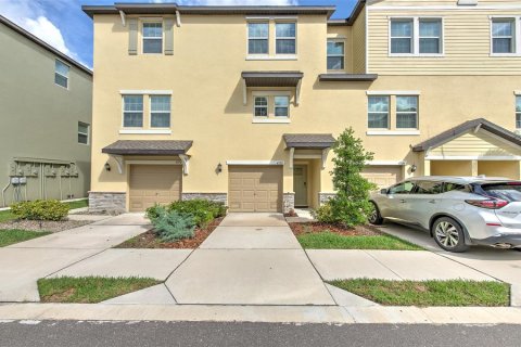 Adosado en PALM RIVER TOWNHOMES en Tampa, Florida 2 dormitorios, 145.76 m2 № 2208371