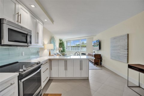 Copropriété à vendre à Hallandale Beach, Floride: 2 chambres, 112.5 m2 № 1923456 - photo 8