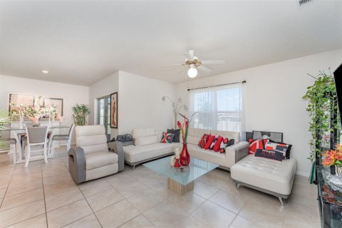 House in Haines City, Florida 4 bedrooms, 173.45 sq.m. № 1637081 - photo 4
