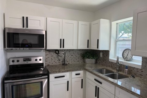 Villa ou maison à vendre à Miami, Floride: 3 chambres, 115.94 m2 № 2028571 - photo 17